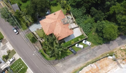 Linda casa com 4 suítes no Campo Comprido. próxima de mercados, colégios, farmácias, rua da Cidadania entre outras.