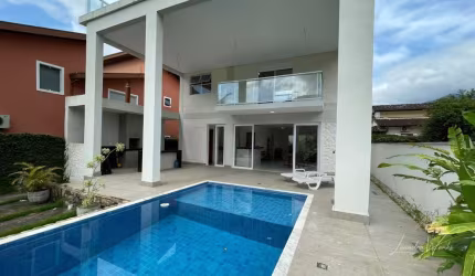 Belíssima Casa de alto padrão com 4 dormitórios sendo 3 suítes no bairro Horto Florestal em Ubatuba.