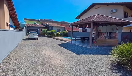 IMÓVEL COM EXCELENTE ESPAÇO DE TERRENO,  ÁREA DE FESTA COMPLETA COM PISCINA!!