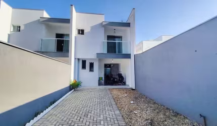 Sobrado Geminado  com 02 Suítes SEMIMOBILIADO - Localizado na Meia Praia á 650 metros do Mar!!