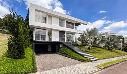 Casa de condomínio com 460 m², 3 quartos sendo 3 suítes, piscina e elevador!