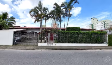 CASA RESIDENCIAL DE 260m² – 4 QUARTOS NA TRINDADE - PRÓXIMO AO TITRI
