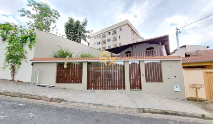 Casa com 4 quartos e quintal amplo no Jardim Azaléia em Poços de Caldas