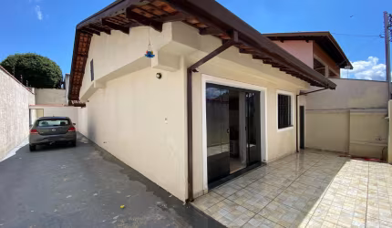 Casa terrea, ótima localização a menos de 5 minutos do centro.