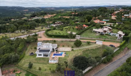 Uma mescla de Luxo e Sofisticação com a vida no campo em uma  Linda chácara em condomínio