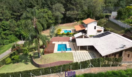 Linda Chácara em condomínio fechado com vista pra mata