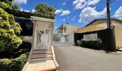 Casa Condomínio Fechado com ponto comercial - Centro Botucatu