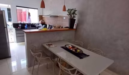 Casa com 02 dormitórios e edícula no Perequê-açu em Ubatuba.