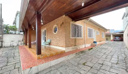 Casa com 03 dormitórios na região central em Ubatuba.