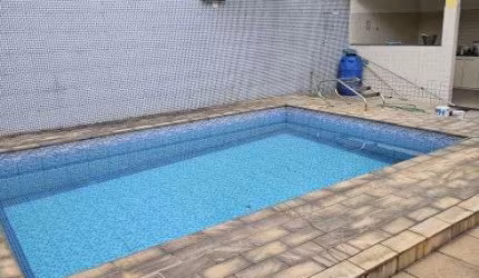 Casa frente de rua com piscina