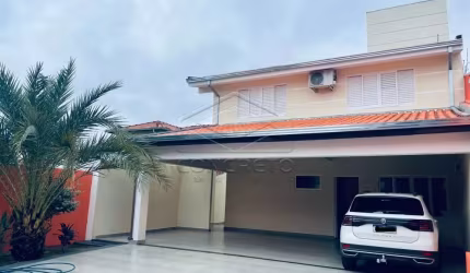 Lindo sobrado com 03 dormitórios, sendo 02 suítes com hidromassagem