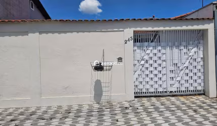 2 casas: frente 2qt (1suíte), 5 vagas; fundo coz. planejada, banh. hidro.