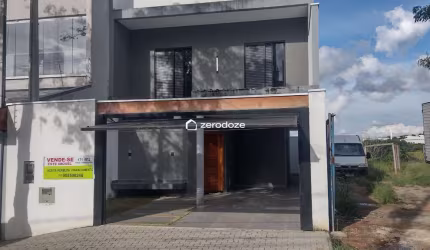 Casa 172m² (140m² terr.), 3qt (1 suíte), garagem 2-3 carros, área livre.