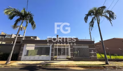 Casa Térrea com 250m² em um terreno de 360m², próximo da faculdade campus da USP, com 3 quartos sendo 1 suíte, armários e ares condicionados, 2 banheiros sendo 1 suíte e 1 social com gabinetes, espelh