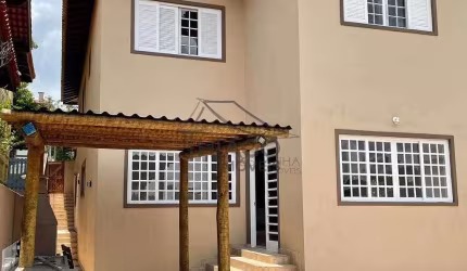 CASA À VENDA EM CONDOMÍNIO FECHADO COM PISCINA EM COTIA