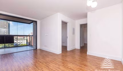 Apartamento a venda no Mercês, 2 dormitórios, 1 suíte, 2 banheiros, 1 vaga de garagem