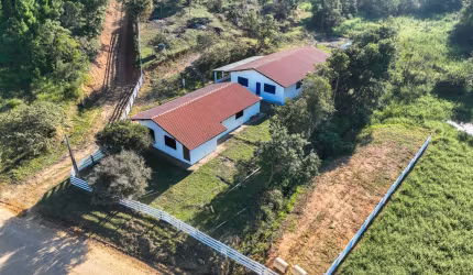 ACEITA PERMUTA - Lindo Sítio com 33 mil m2 de área e 300m2 construídos
