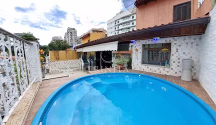 Casa com Piscina, Hidro e Varanda Gourmet em condomínio Fechado na Freguesia