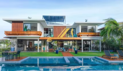 Mansão de alto luxo beira mar na Praia do Forte. Super moderna e recém construída, possui 8 suítes espaçosas e uma infraestrutura completa. 800m2