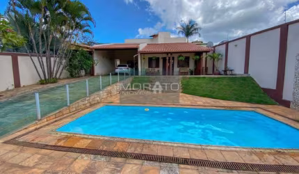 Casa de 4 Quartos, 8 Vagas, Bairro trevo
