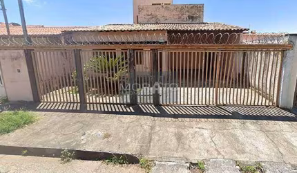 Casa de 4 quartos com 4 vagas e 5 banheiros, localização privilegiada - Dona Clara.