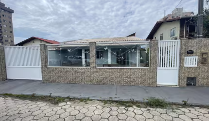 CASA 04 DORMITÓRIOS, AVERBADA, QUADRA MAR, CENTRO, NAVEGANTES!