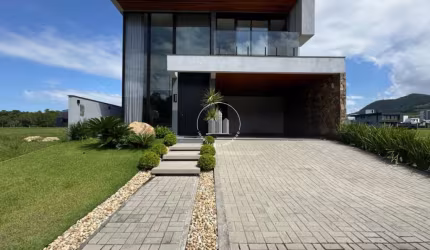 Casa 4 Quartos com 3 Suítes e 312m² - Pedra Branca
