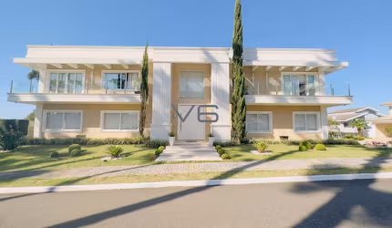 Casa alto padrão com 4 suítes, 630m² privativos, espaço gourmet, 6 vagas de garagem, em Pinhais/PR.