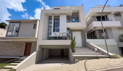 Casa alto padrão com 4 suítes, 340m² privativos, 3 vagas de garagem, no Santo Inácio, Curitiba - PR.