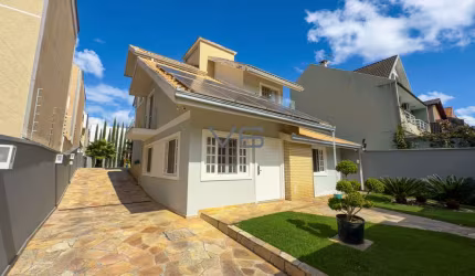 Casa de Alto Padrão com 3 Dormitórios | 201m² | Rua Sem Saída no bairro Atuba