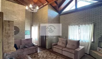Casa em Condomínio fechado na subida da serra de Campo Alegre, 4 suítes, seminova