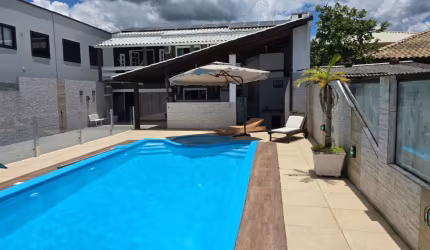 Casa à Venda na Enseada da Pinheira – 400m² | 6 Dormitórios | 50m da Praia