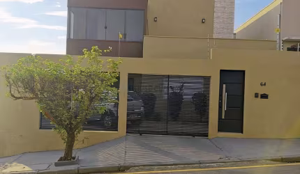 Sobrado bem localizado com potencial para investimento comercial