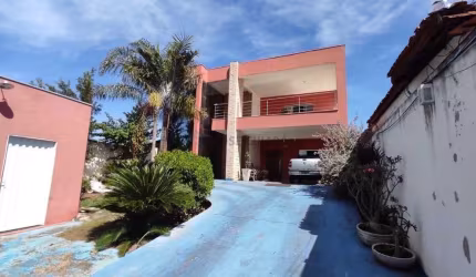 Magnífico Sobrado no Bairro Areão