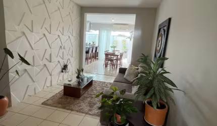 Casa com 3 dormitórios com 2 vagas.