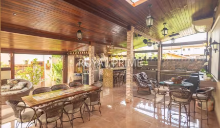 Casa Térrea de Rua com Edícula, Piscina e 4 suítes à venda, 420 m² - Santa Felicidade - Curitiba/PR