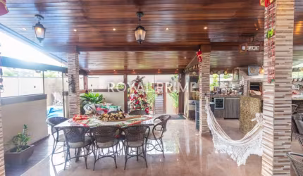 Casa Térrea de Rua com Edícula, Piscina e 4 suítes à venda, 420 m² - Santa Felicidade - Curitiba/PR