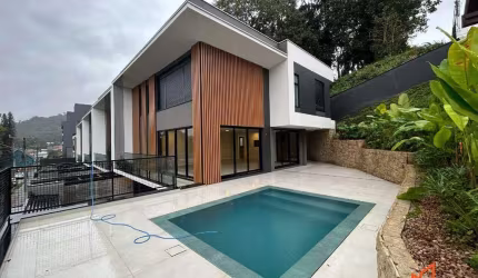 Casa com 3 quartos no América em Joinville