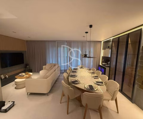 Apartamento 4 dorm. sendo 2 suites e 2 demi-suites decorado quadra mar em Balneario Camboriu.
