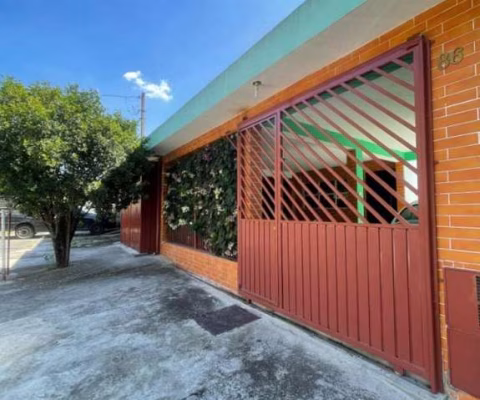 Casa térrea com 3 Dormitórios e 1 Edícula - Vila Jovina - Cotia/SP