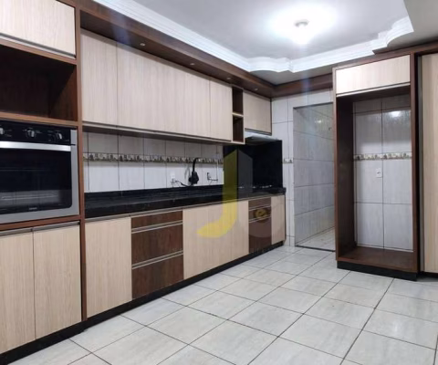 CASA COM  COM COZINHA MOBILIADA E TRES QUARTOS