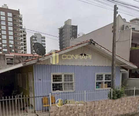 Terreno á venda com casa de madeira