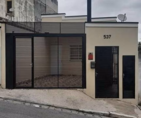 Casa com entrada independente disponível para aluguel na Vila Santa Maria