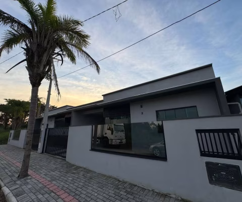 CASA À 900 METROS DA PRAIA EM BALNEÁRIO PIÇARRAS!!