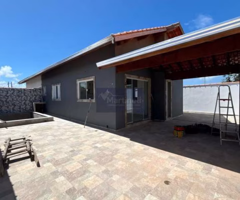 Imperdível casa à venda em Itanhaém-SP, com 2 quartos, 1 suíte, 1 sala, 2 banheiros, 3 vagas de garagem e 73,00 m² de área!