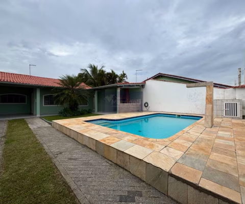 Casa à venda em Itanhaém-SP, no bairro Grandesp, com 3 quartos, 1 suíte, 1 sala, 3 banheiros, 4 vagas de garagem e 159,00 m².