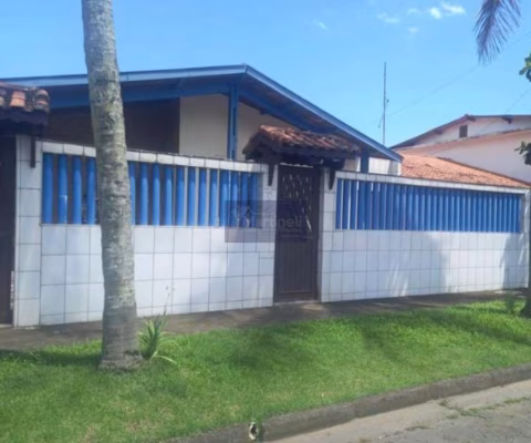 Imperdível casa à venda em Itanhaém-SP, bairro Santa Terezinha! 3 quartos, 1 suíte, 2 banheiros, 4 vagas de garagem, 153,93 m².