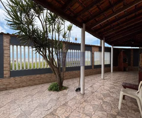 Casa à venda em Itanhaém-SP, bairro Loty: 3 quartos, 3 suítes, 1 banheiro, 3 vagas de garagem, 180m² de área.
