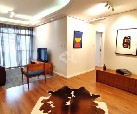 APARTAMENTO SEMIMOBILIADO COM 3 QUARTOS  SENDO 1 SUÍTE CLOSET E 1 VAGA NO CENTRO DE FLORIANÓPOLIS