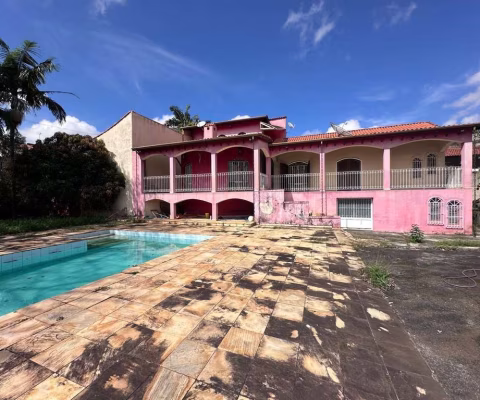 Casa térrea para venda com 3 suítes e piscina na Vila Oliveira.
